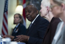 Шефът на Пентагона посети Украйна, за да демонстрира подкрепа преди президентските избори в САЩ