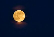 Рядък нощен спектакъл: Октомврийската суперлуна се съчетава с комета в четвъртък