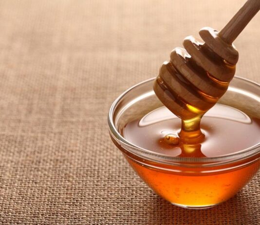 Как е правилно да слагаме мед в чая си