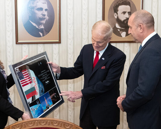 Възможностите за разширяване на сътрудничеството в областта на космическите изследвания обсъдиха президентът Румен Радев и директорът на НАСА