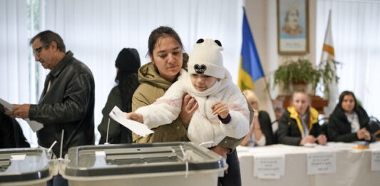 Гласуването на президентските избори и референдума за членство в ЕС в Молдова започна