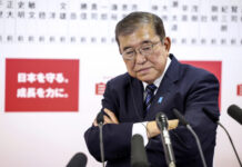 Управляващата коалиция в Япония губи абсолютното си мнозинство в парламента след изборите в неделя, сочат официалните резултати