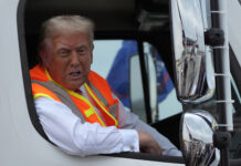 Тръмп се появи на боклукчийски камион по време на предизборна проява