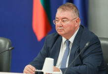 Минималната работна заплата ще бъде 1077 лв. от догодина