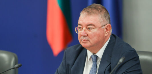 Минималната работна заплата ще бъде 1077 лв. от догодина
