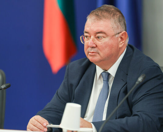 Минималната работна заплата ще бъде 1077 лв. от догодина