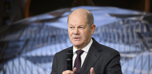 Проучване: Мнозинството от германците искат Шолц да разговаря с Путин