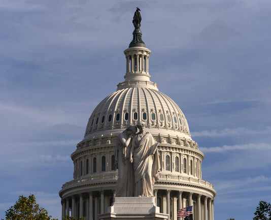 Републиканците на Тръмп ще контролират Сената; напредват и в Камарата на представителите