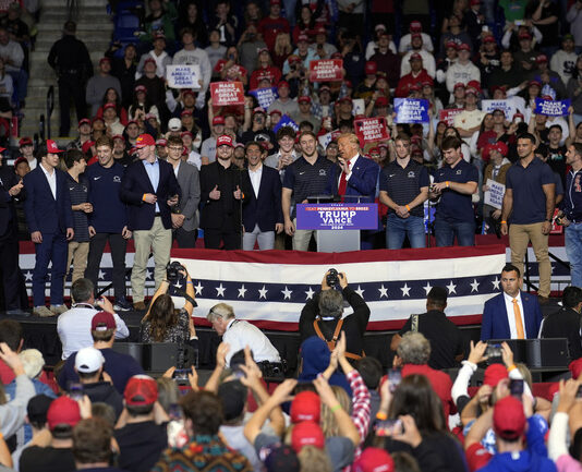 Тръмп призова колежанските професионални спортисти „да се преборят“ с имигрантите