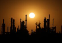 Почина гръцкият бизнес магнат Вардис Вардиноянис