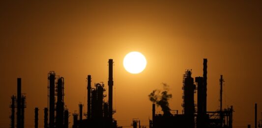 Почина гръцкият бизнес магнат Вардис Вардиноянис