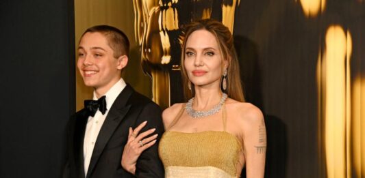 Млад кавалер: Порасналият син на Джоли я придружи на червения килим