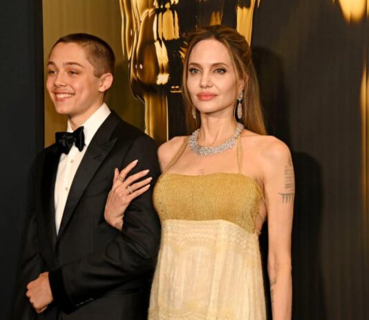 Млад кавалер: Порасналият син на Джоли я придружи на червения килим