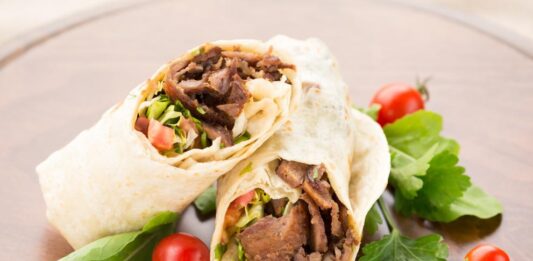 Как класическият турски дюнер се обогатява с морски дарове