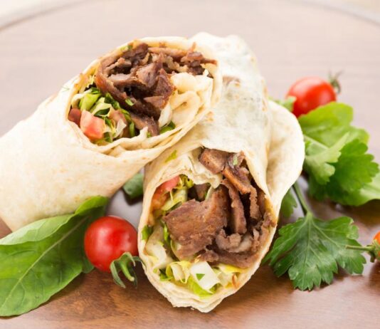 Как класическият турски дюнер се обогатява с морски дарове