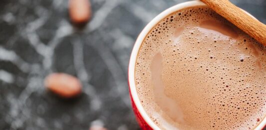 Чаша топло мляко с канела може да улесни заспиването