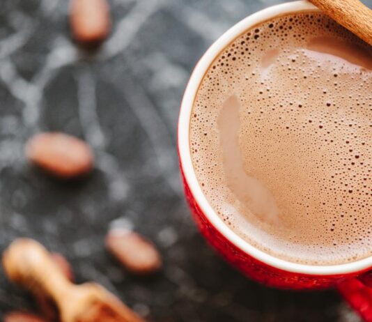 Чаша топло мляко с канела може да улесни заспиването