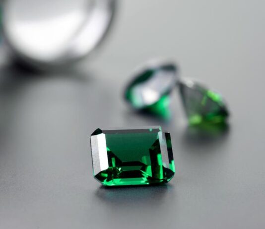 „Смарагдът на Ага Хан“ беше продаден на търг за рекордните близо 9 милиона долара