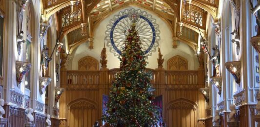 Показаха елхата на кралското семейство в замъка Уиндзор (СНИМКИ)