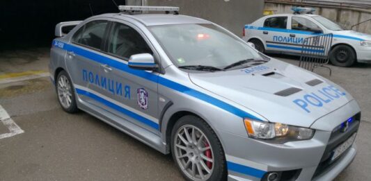 Полицията в София издирва трима души, набили продавач в търговски център