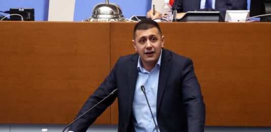 От „БСП-Обединена левица“ потвърдиха, че водят разговори с „Продължаваме промяната“ и с „Демократична България“ за декларацията за „санитарен кордон“ около Пеевски