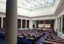 Първото заседание на парламента продължава с девети опит да бъде избран председател на законодателния орган