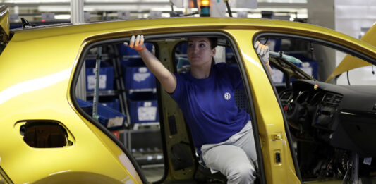 Автомобилните компании в Европа планират затваряне на заводи и съкращения на работни места