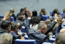 Първото заседание на парламента продължава с 11-и опит да бъде избран председател