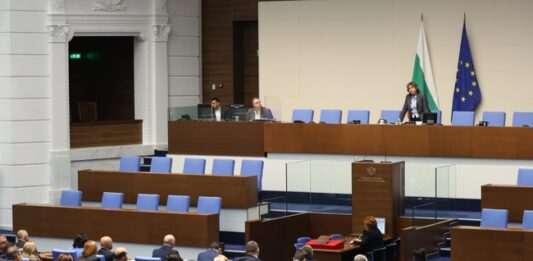 Парламентът заработи: Наталия Киселова стана председател на 51-ия парламент