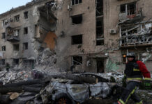 Расте броят на жертвите на руските удари по украинските градове Запорожие и Кривой рог