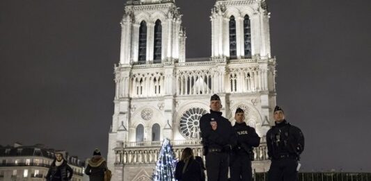 Около 40 световни лидери се събират в Париж за откриването на „Нотр Дам“