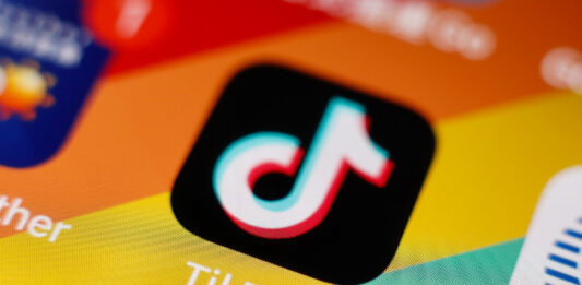 Apple и Google с предупреждение да премахнат TikTok от магазините си в САЩ