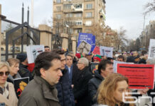 Десетки привърженици на ПП протестират пред СГС