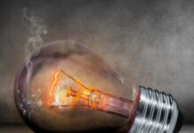 Обсъждат поскъпването на тока за бита с 9% от януари