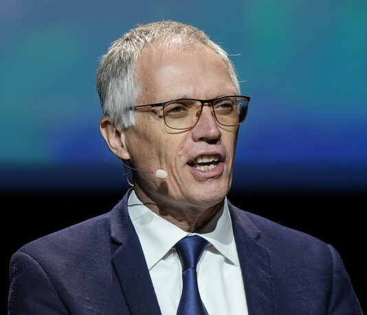 Главният изпълнителен директор на „Стелантис“ Карлос Таварес подаде оставка