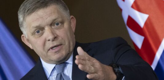 Роберт Фицо атакува остро Володимир Зеленски: „Той обикаля Европа и проси милостиня, омръзна ми от него“