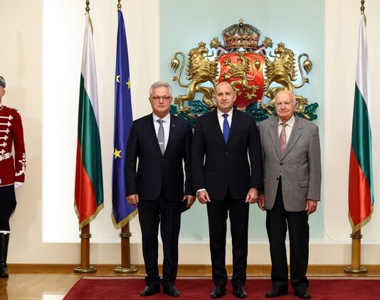 Президентът към висши военноморски офицери от резерва: Нашият флот е силен със своите традиции и приемственост