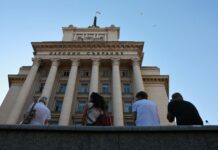 Представители на политически сили в парламента оставиха без отговор или коментираха лаконично евентуалния бъдещ кабинет преди връчването на мандата