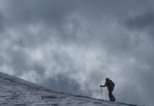 В планините е студено и е намалена видимостта, туристите да се съобразяват със зимните условия, посочиха от Планинската спасителна служба на БЧК