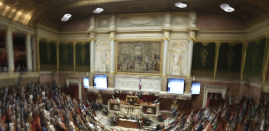 Веднага след речта на френския премиер пред парламента, радикалната левица внесе предложение за вот на недоверие