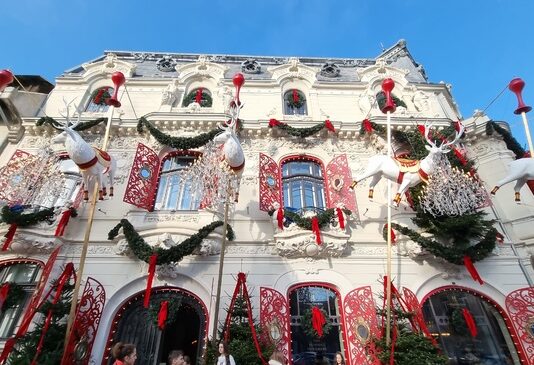 Хотели и стари сгради в Букурещ се превърнаха в атракция и желан декор за фотосесии в празничните дни