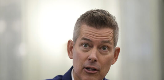 Сенатът на САЩ утвърди кандидата на Тръмп за министър на транспорта