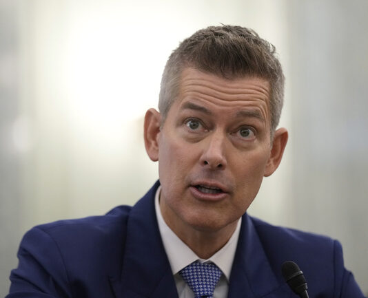 Сенатът на САЩ утвърди кандидата на Тръмп за министър на транспорта