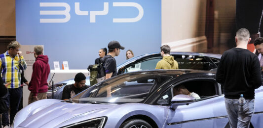 Продажбите на електрически превозни средства и хибриди в Китай са скочили с 40,7 на сто през 2024 г.