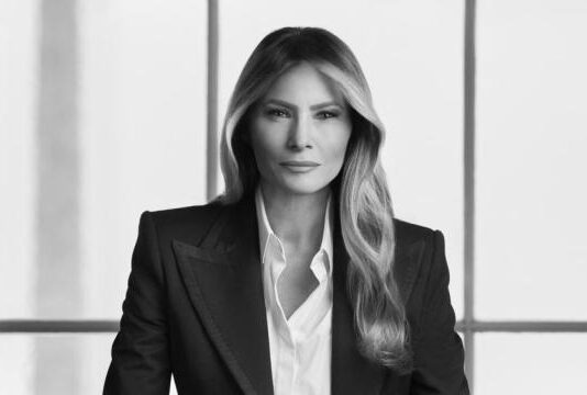 Мелания Тръмп в мъжки костюм и поразяващ поглед в официалния ѝ портрет от Белия дом