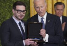 Сорос и Хилари Клинтън с медал от Джо Байдън