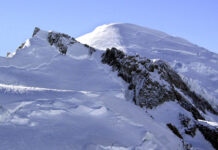 Петима скиори загинаха при две лавини във френските Алпи, съобщиха местни медии