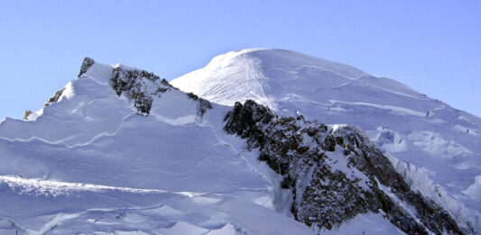 Петима скиори загинаха при две лавини във френските Алпи, съобщиха местни медии
