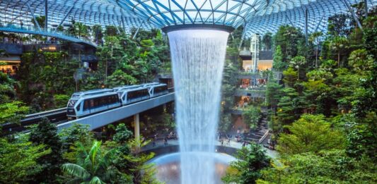 Летището, в което има плувен басейн, градина и 40-метров водопад