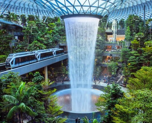 Летището, в което има плувен басейн, градина и 40-метров водопад